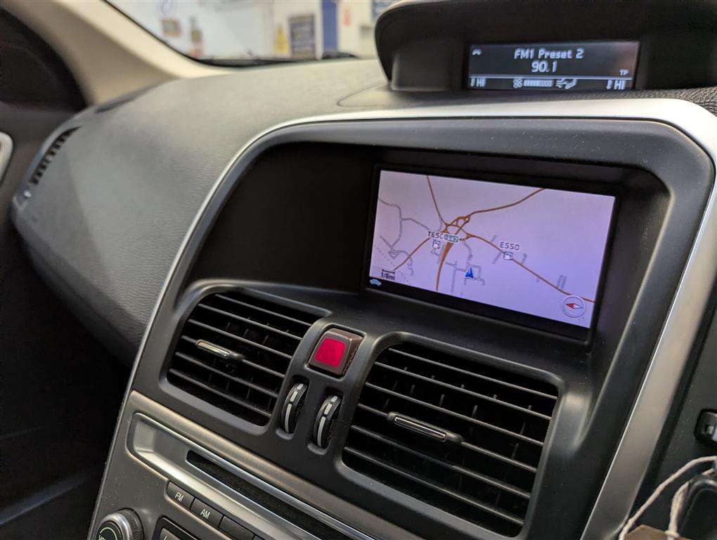<p>2010 VOLVO XC60 SE LUX D AUTO</p>