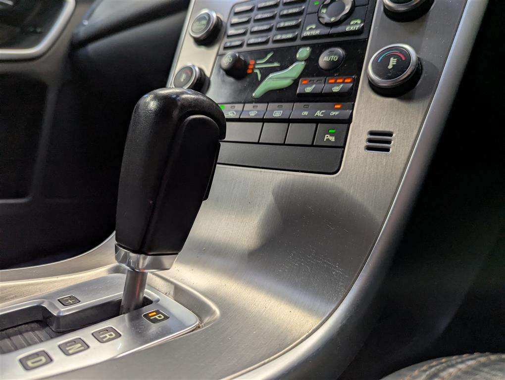 <p>2010 VOLVO XC60 SE LUX D AUTO</p>