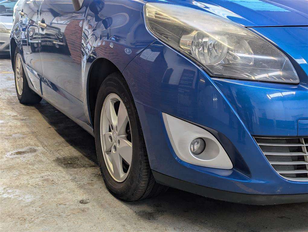 <p>2011 RENAULT GRD SCENIC DY-IQUE T-T DC</p>