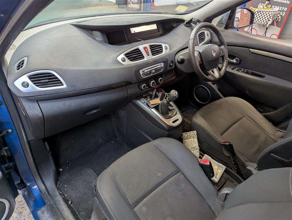 <p>2011 RENAULT GRD SCENIC DY-IQUE T-T DC</p>