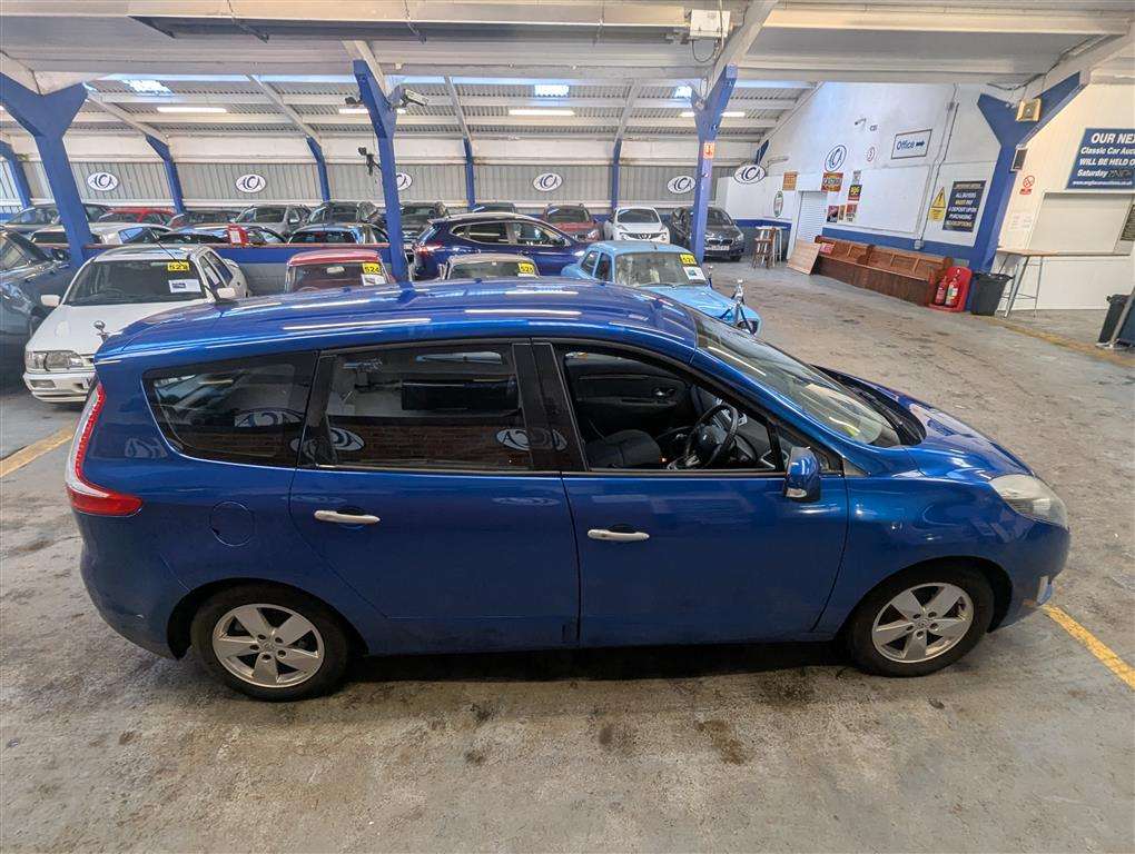 <p>2011 RENAULT GRD SCENIC DY-IQUE T-T DC</p>