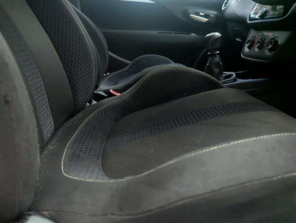 <p>2011 FIAT PUNTO EVO SPORTING MULTIJ</p>