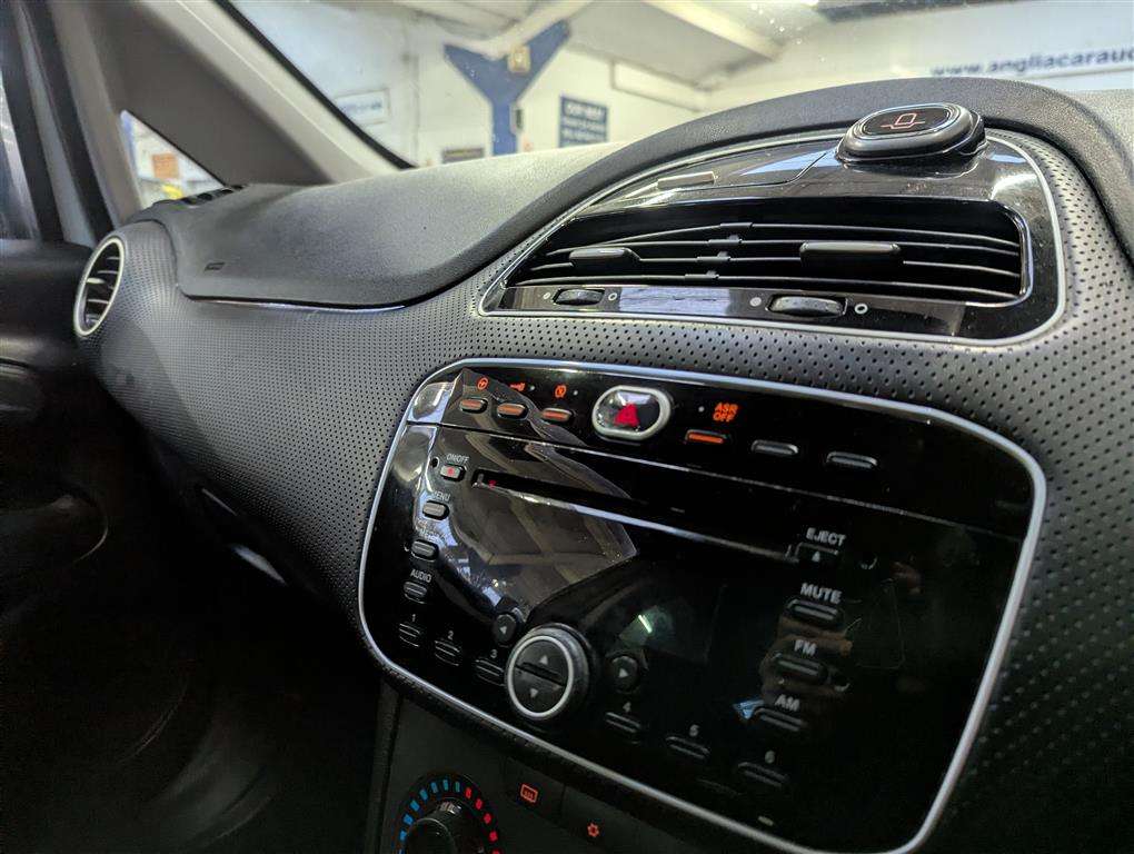 <p>2011 FIAT PUNTO EVO SPORTING MULTIJ</p>