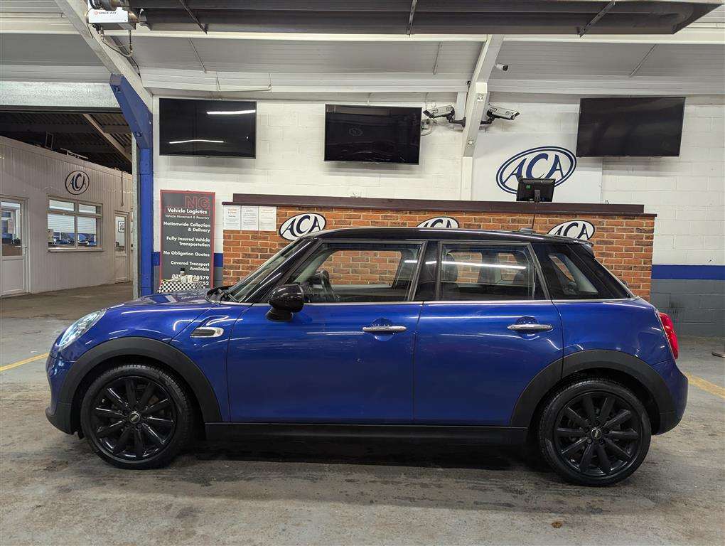 <p>2018 MINI COOPER AUTO</p>