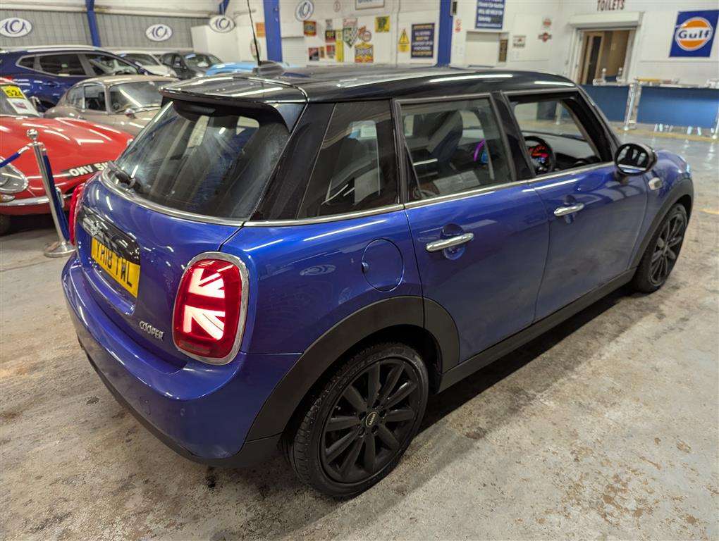 <p>2018 MINI COOPER AUTO</p>