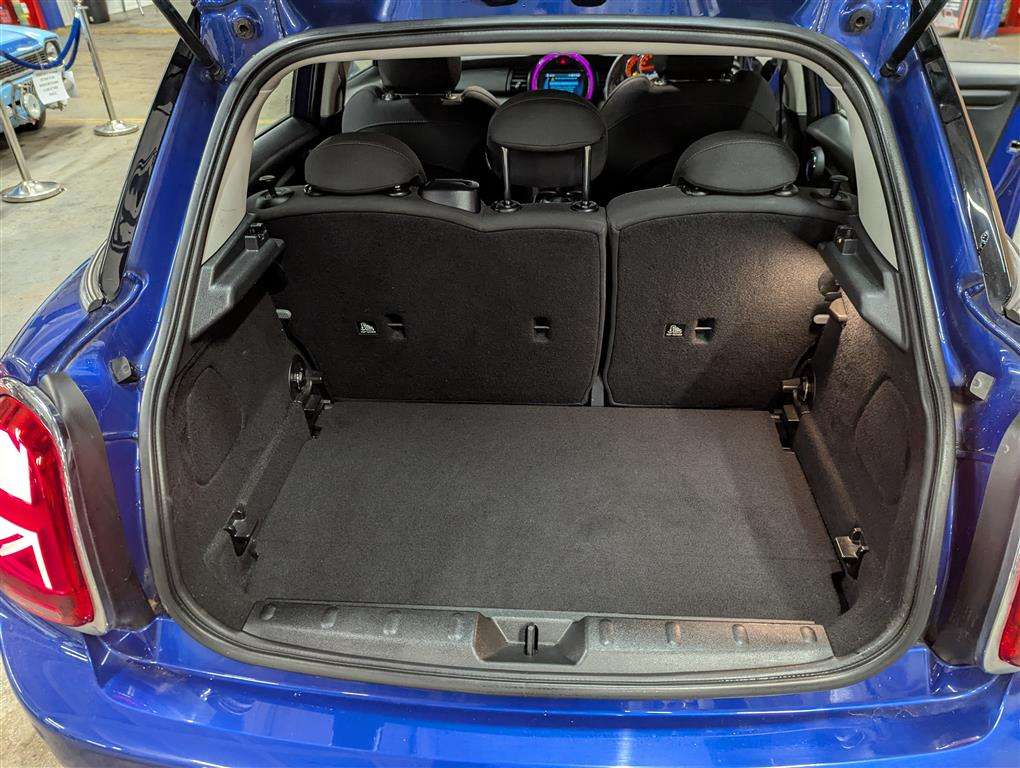 <p>2018 MINI COOPER AUTO</p>