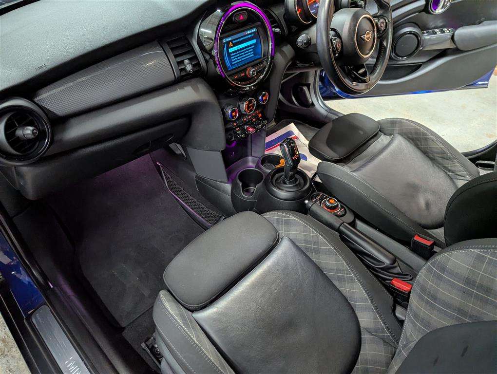<p>2018 MINI COOPER AUTO</p>