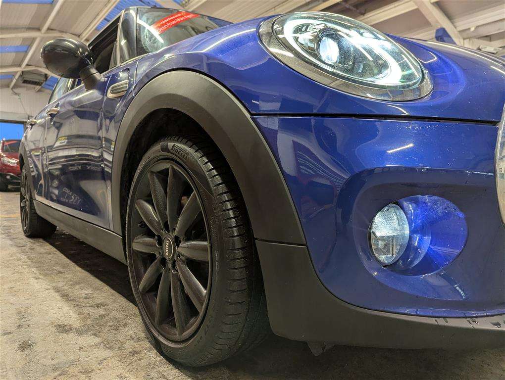 <p>2018 MINI COOPER AUTO</p>