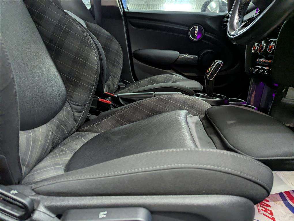 <p>2018 MINI COOPER AUTO</p>
