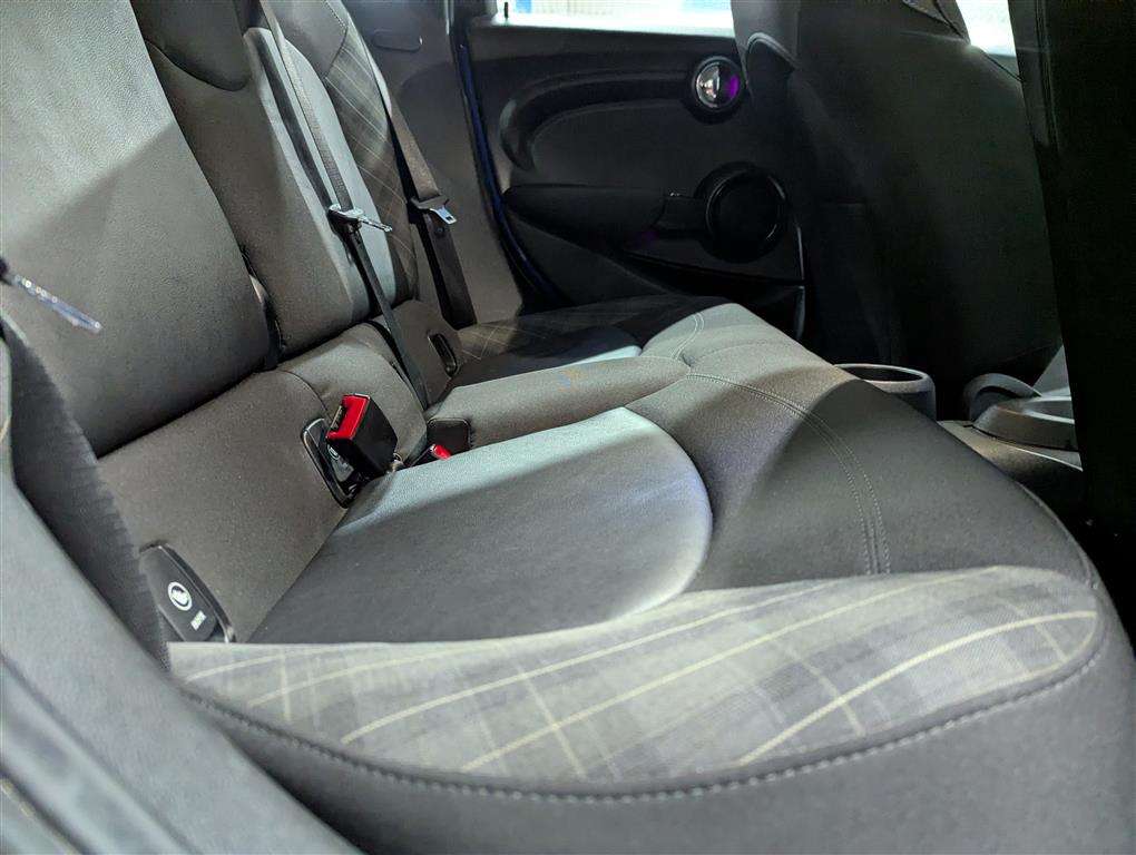 <p>2018 MINI COOPER AUTO</p>