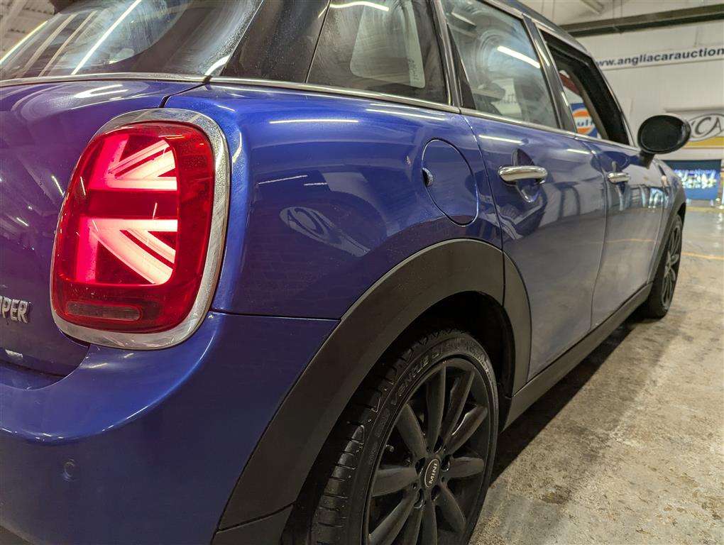 <p>2018 MINI COOPER AUTO</p>