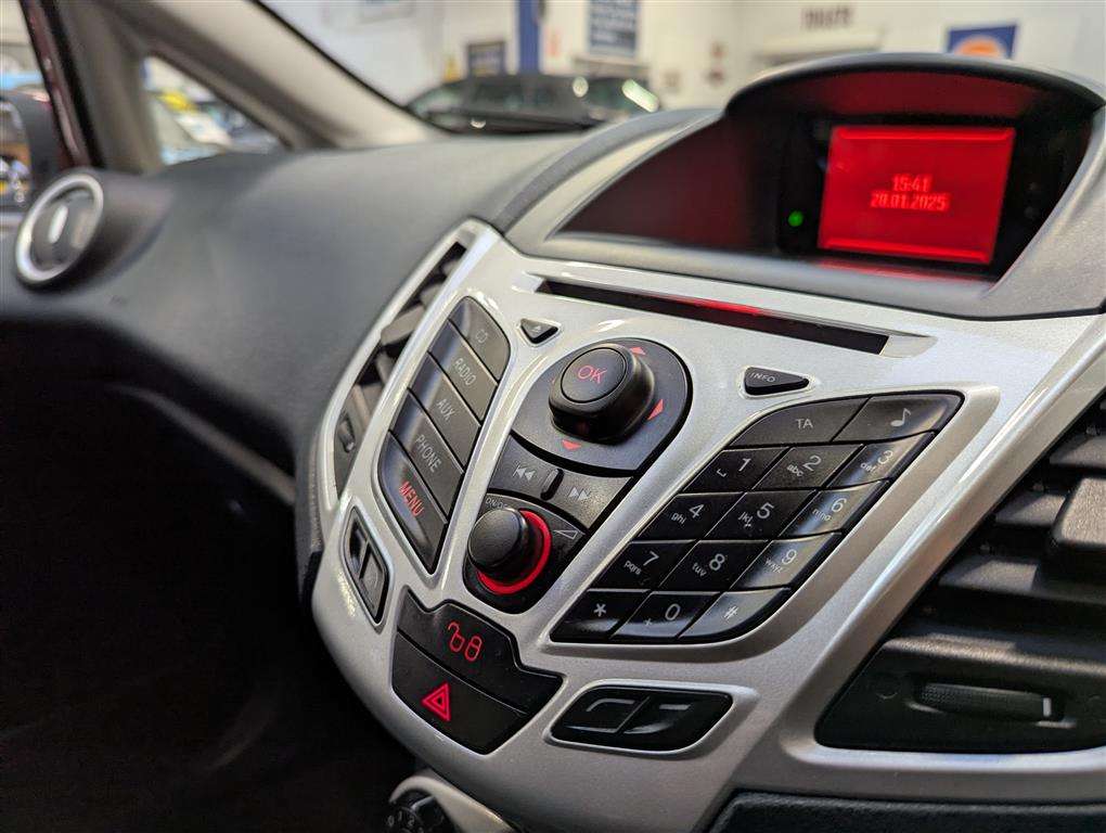<p>2012 FORD FIESTA ZETEC</p>