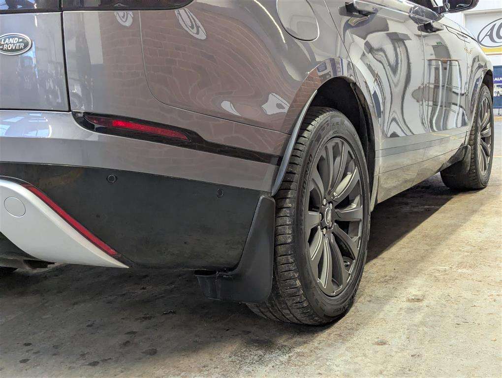 <p>2018 LAND ROVER R ROVER VELAR R-DYN SE D1</p>