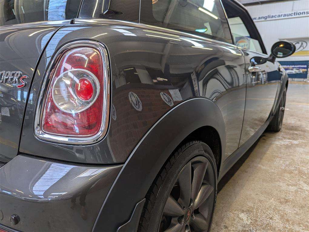 <p>2010 MINI COOPER S</p>