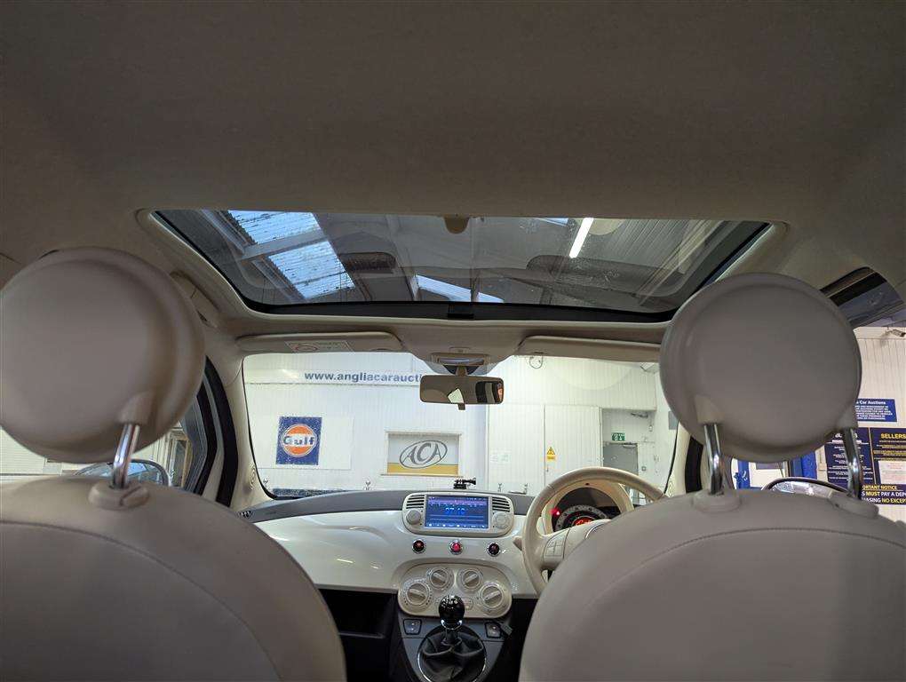 <p>2015 FIAT 500 LOUNGE</p>