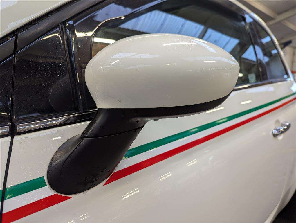 <p>2015 FIAT 500 LOUNGE</p>