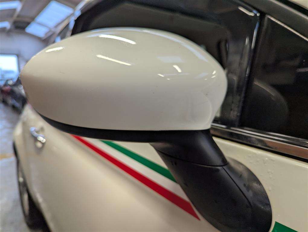 <p>2015 FIAT 500 LOUNGE</p>