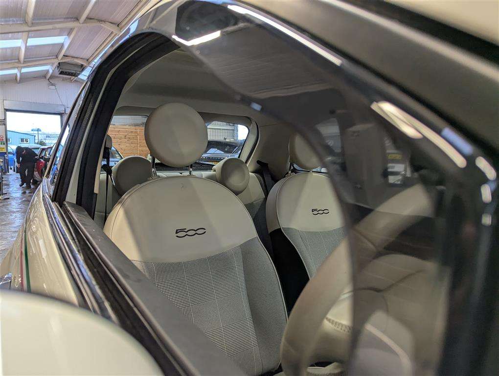 <p>2015 FIAT 500 LOUNGE</p>