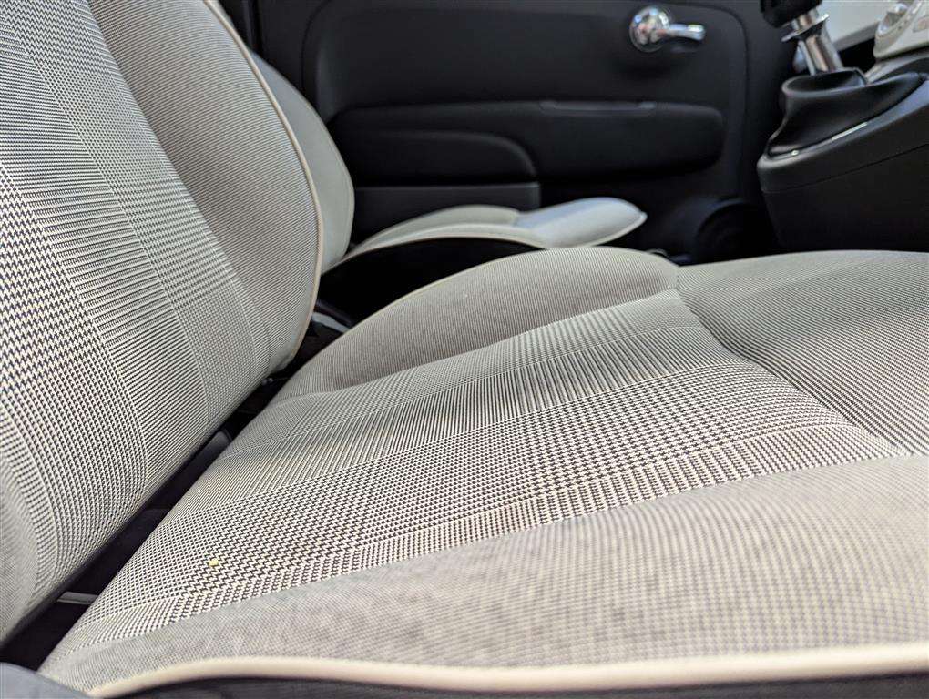 <p>2015 FIAT 500 LOUNGE</p>