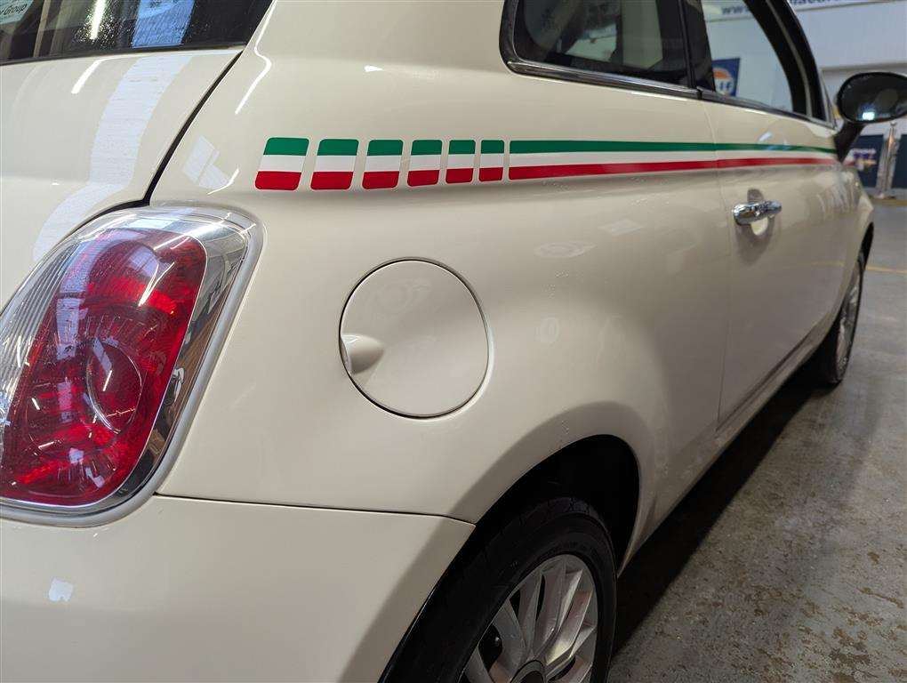 <p>2015 FIAT 500 LOUNGE</p>