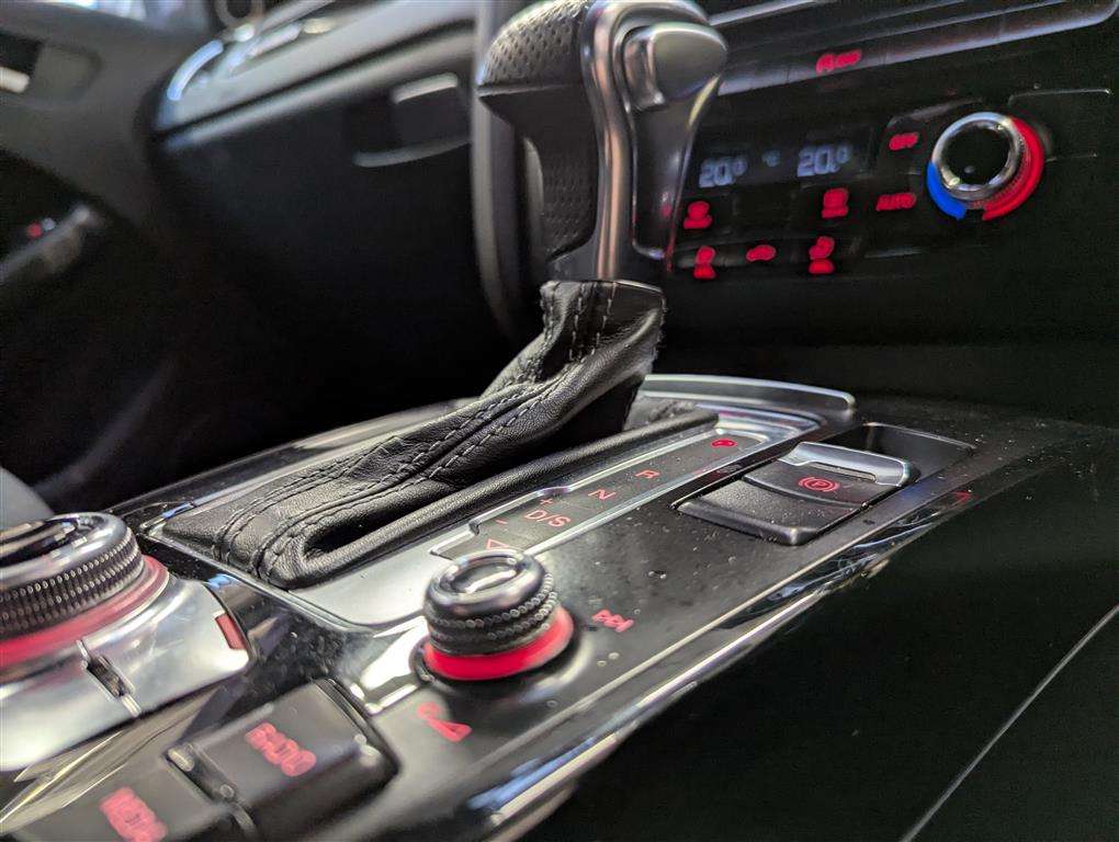 <p>2013 AUDI A4 S LINE BLACK EDT TDI Q</p>