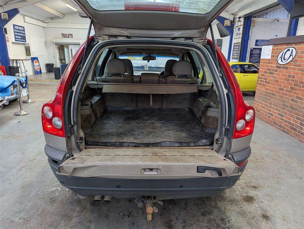 <p>2004 VOLVO XC 90 D5 S AWD SEMI-AUTO</p>