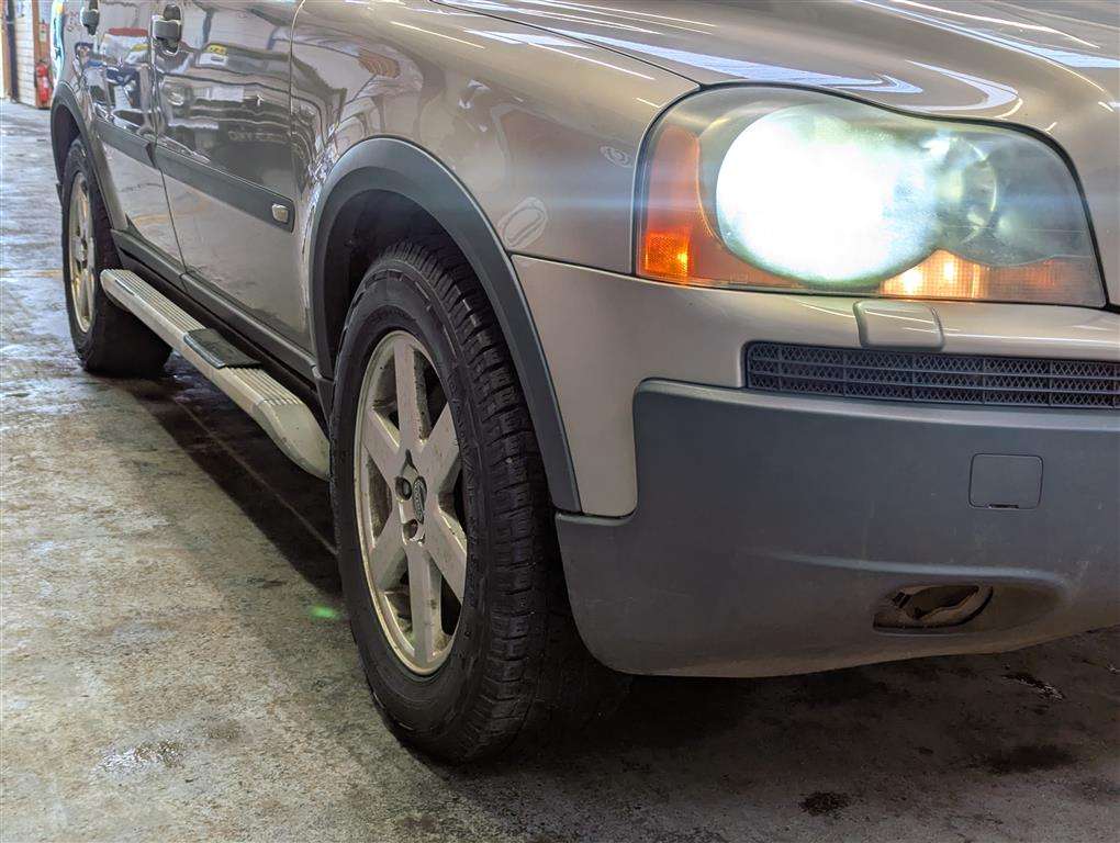 <p>2004 VOLVO XC 90 D5 S AWD SEMI-AUTO</p>