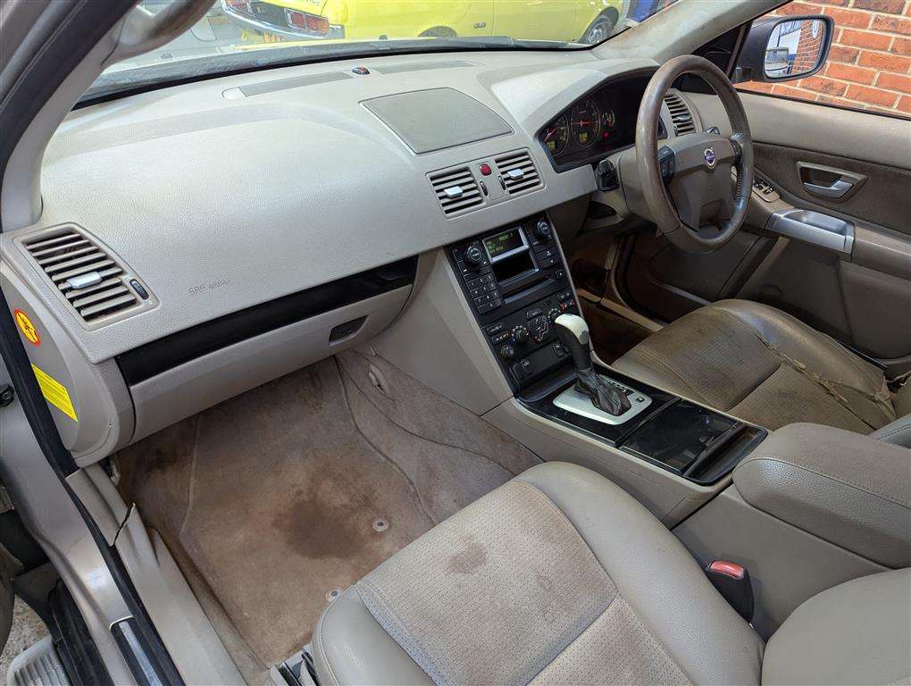 <p>2004 VOLVO XC 90 D5 S AWD SEMI-AUTO</p>