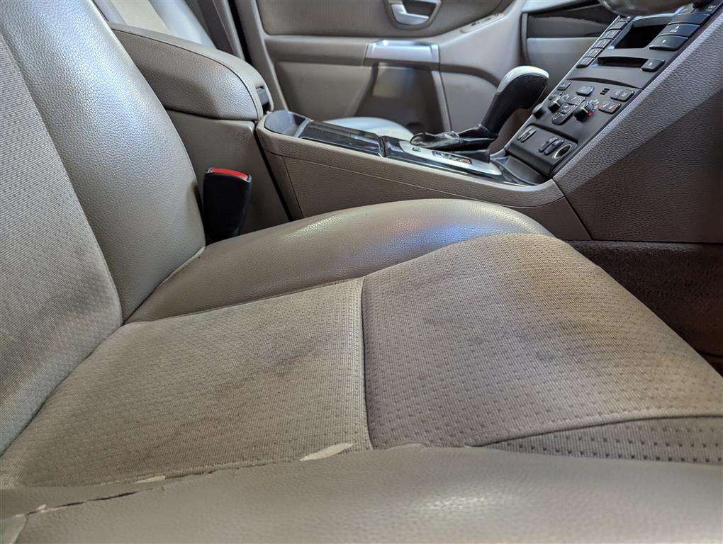 <p>2004 VOLVO XC 90 D5 S AWD SEMI-AUTO</p>