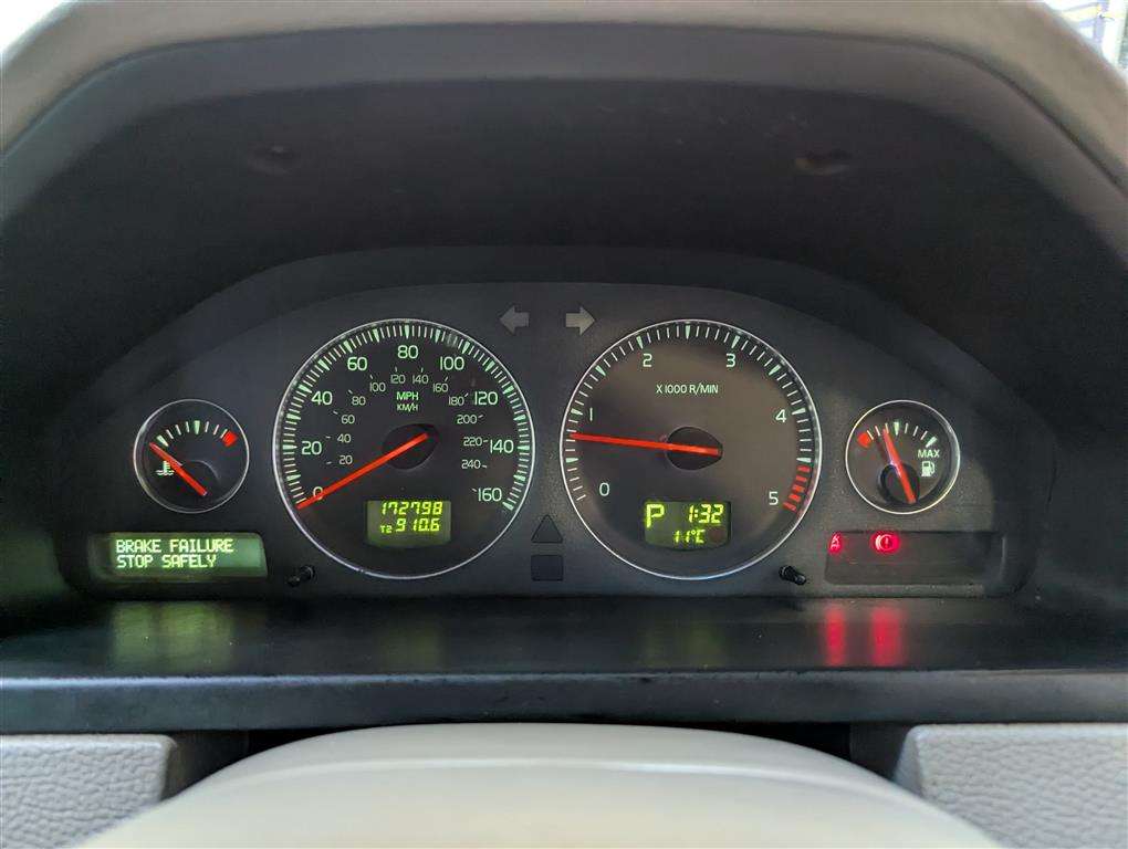 <p>2004 VOLVO XC 90 D5 S AWD SEMI-AUTO</p>
