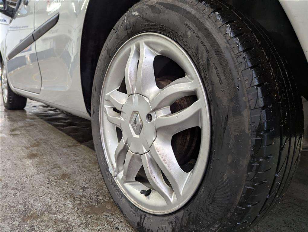 <p>2008 RENAULT CLIO RIP CURL 2 DCI</p>