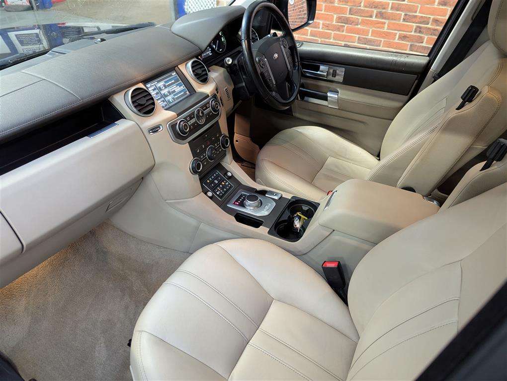 <p>2015 LAND ROVER DISCOVERY **SOLD</p>