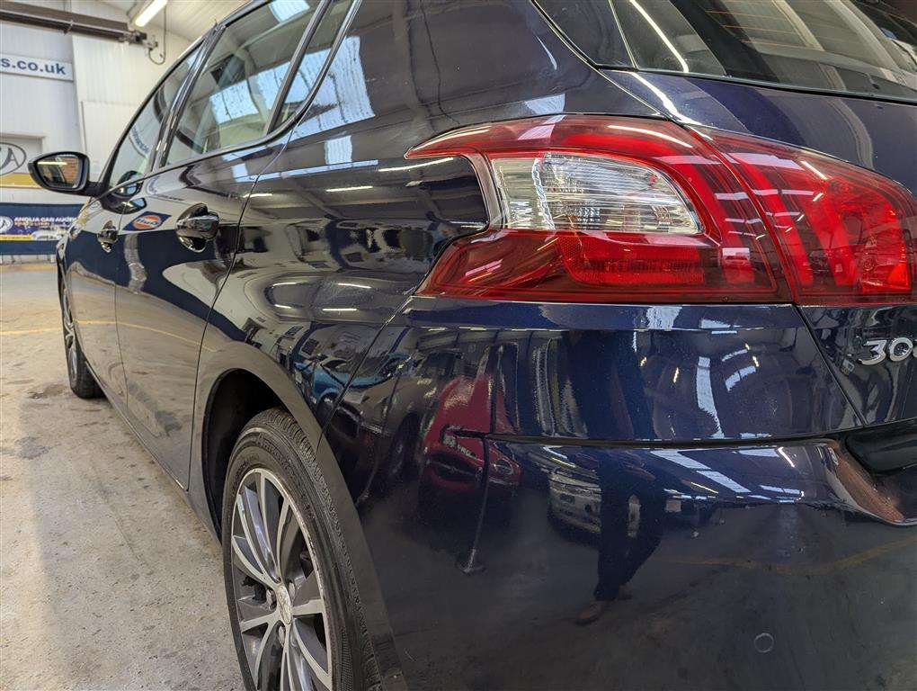 <p>2015 PEUGEOT 308 SPORTIUM E-THP S/S</p>