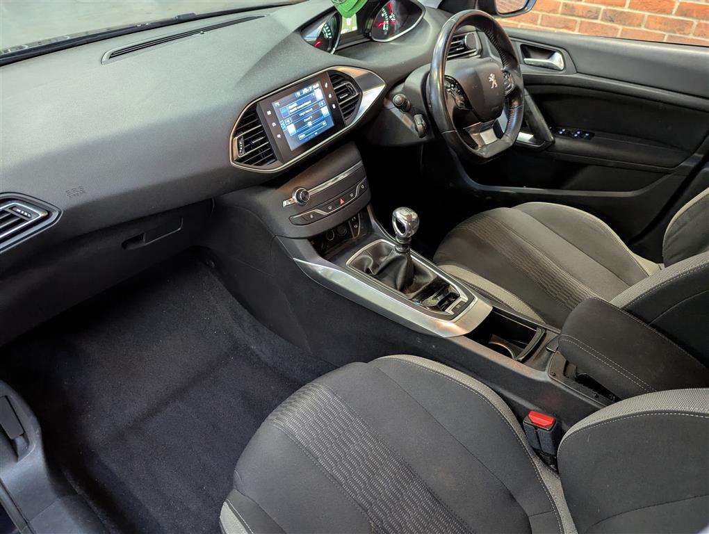 <p>2015 PEUGEOT 308 SPORTIUM E-THP S/S</p>