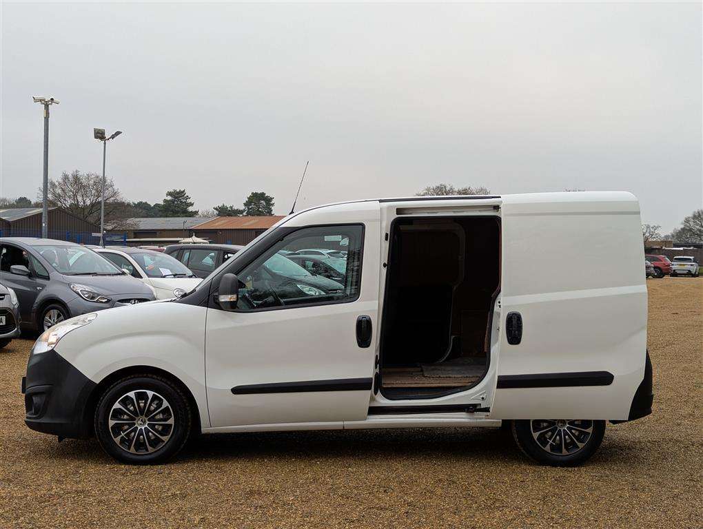 <p>2015 VAUXHALL COMBO 2000 L1H1 CDTI</p>