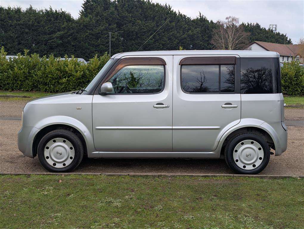 <p>2004 NISSAN CUBE</p>