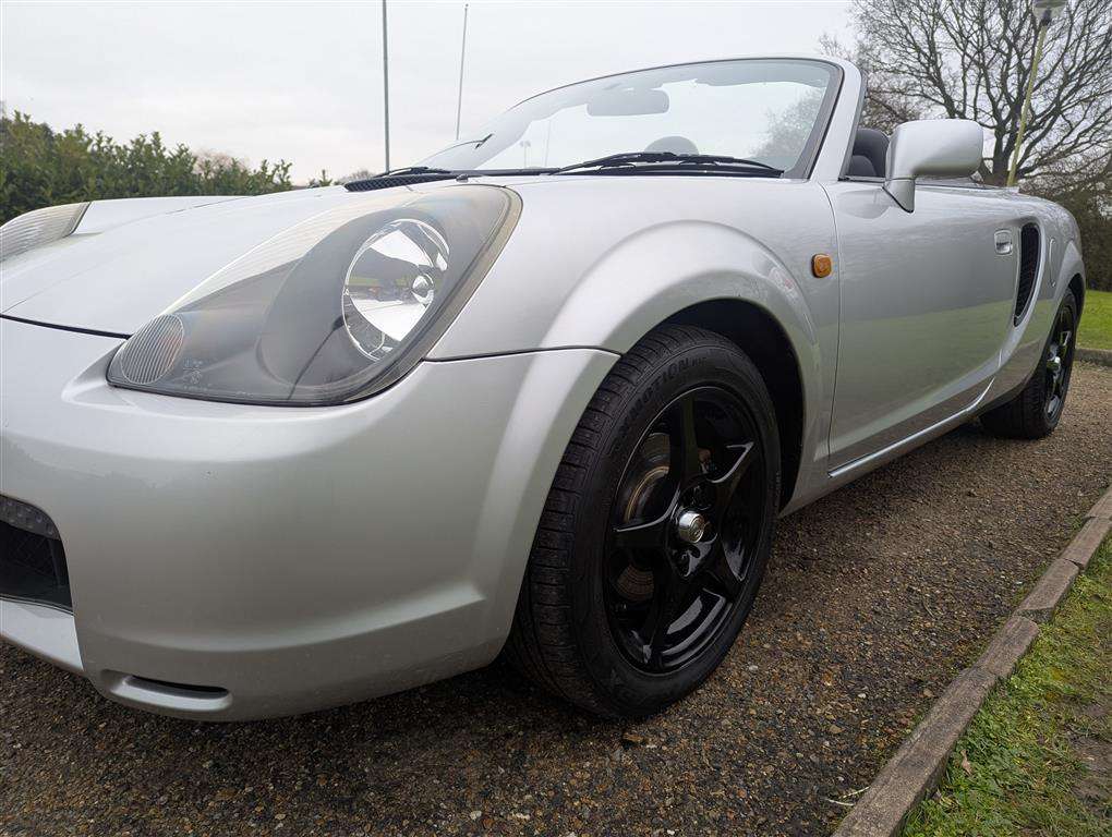 <p>2002 TOYOTA MR2 ROADSTER VVTI</p>