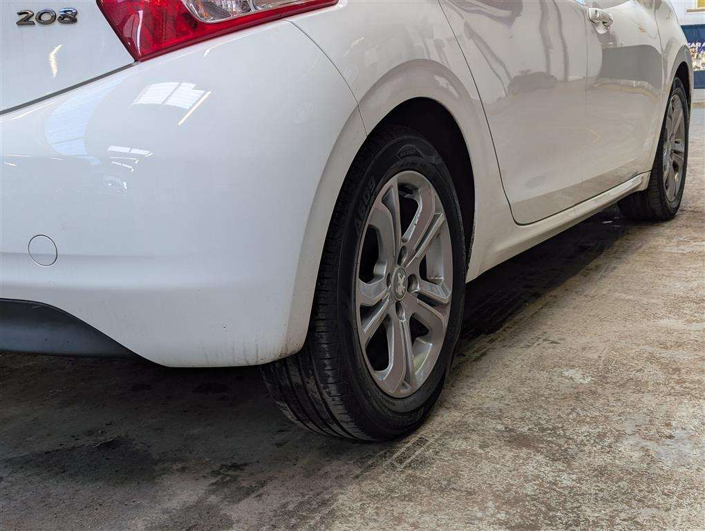 <p>2013 PEUGEOT 208 ALLURE HDI</p>
