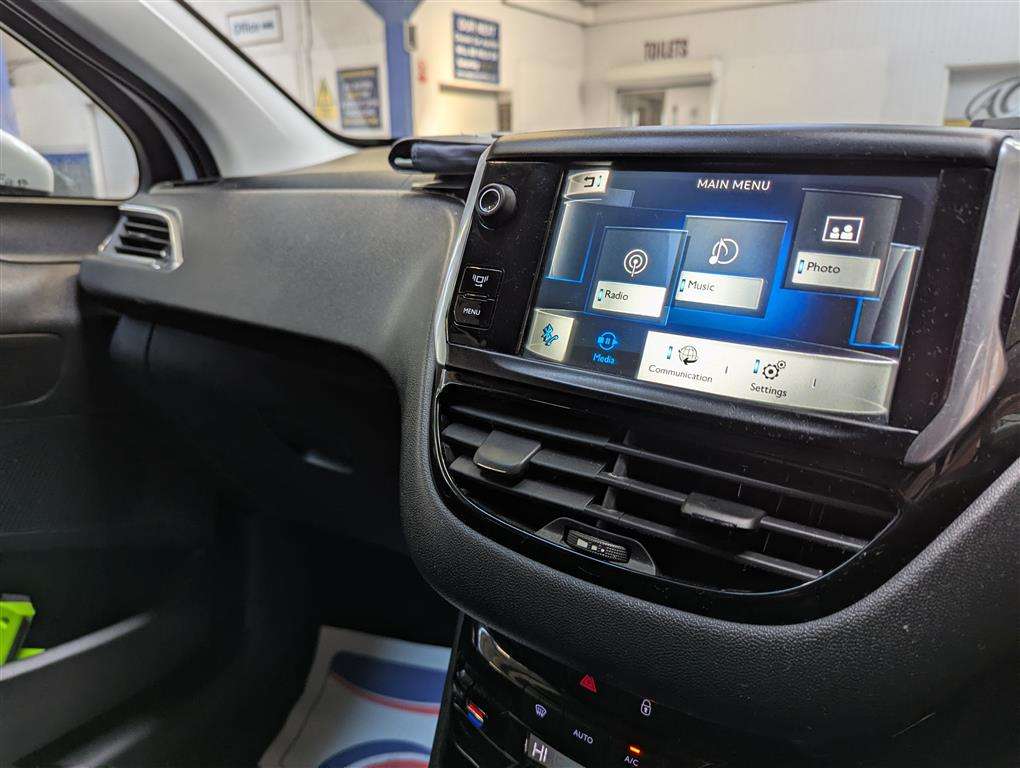 <p>2013 PEUGEOT 208 ALLURE HDI</p>