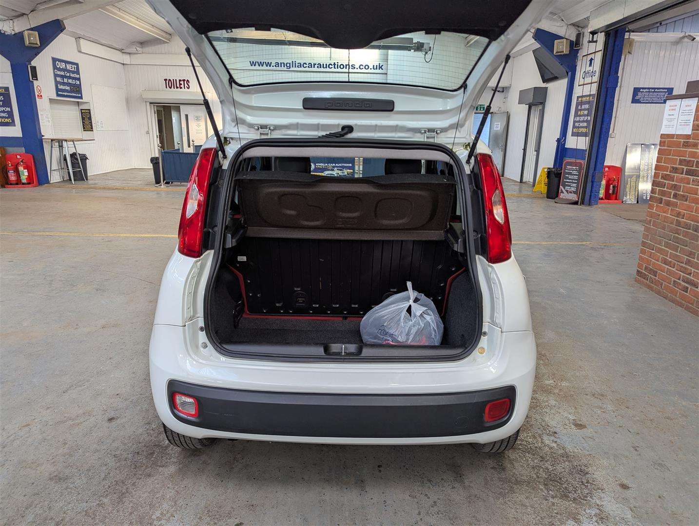 <p>2014 FIAT PANDA POP</p>