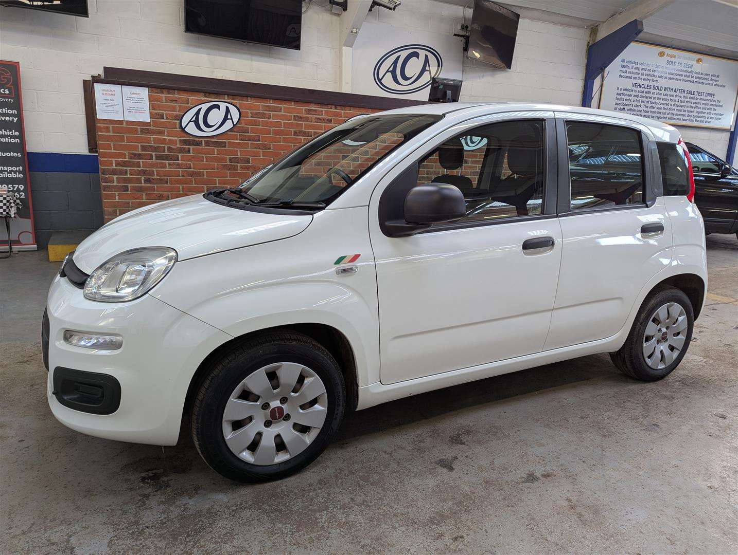 <p>2014 FIAT PANDA POP</p>