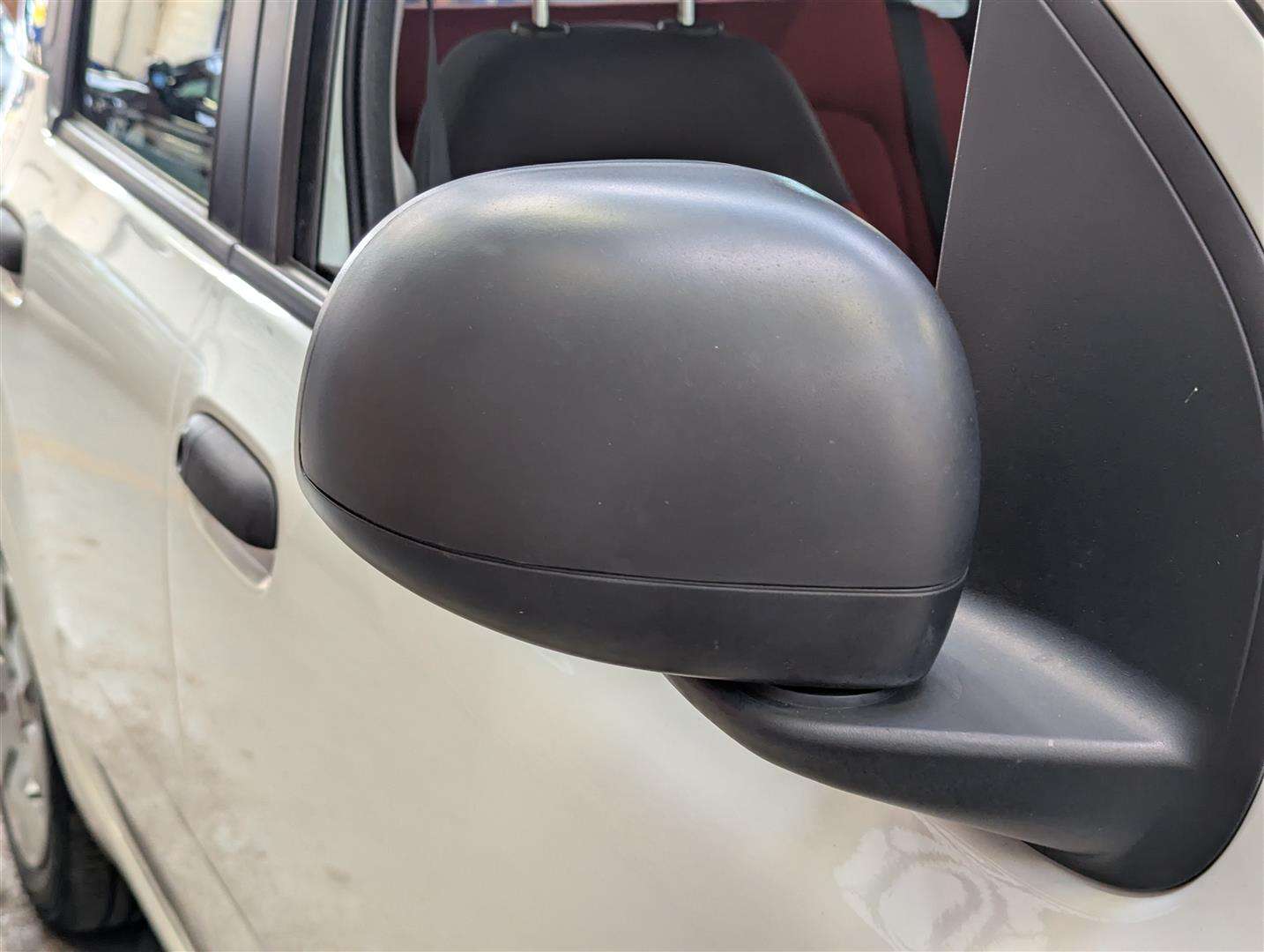 <p>2014 FIAT PANDA POP</p>