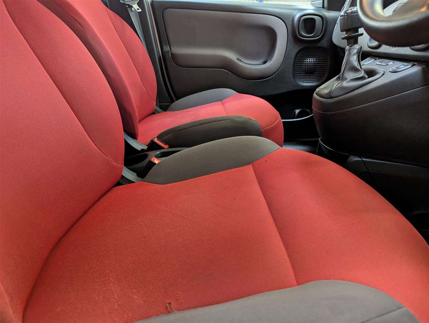 <p>2014 FIAT PANDA POP</p>