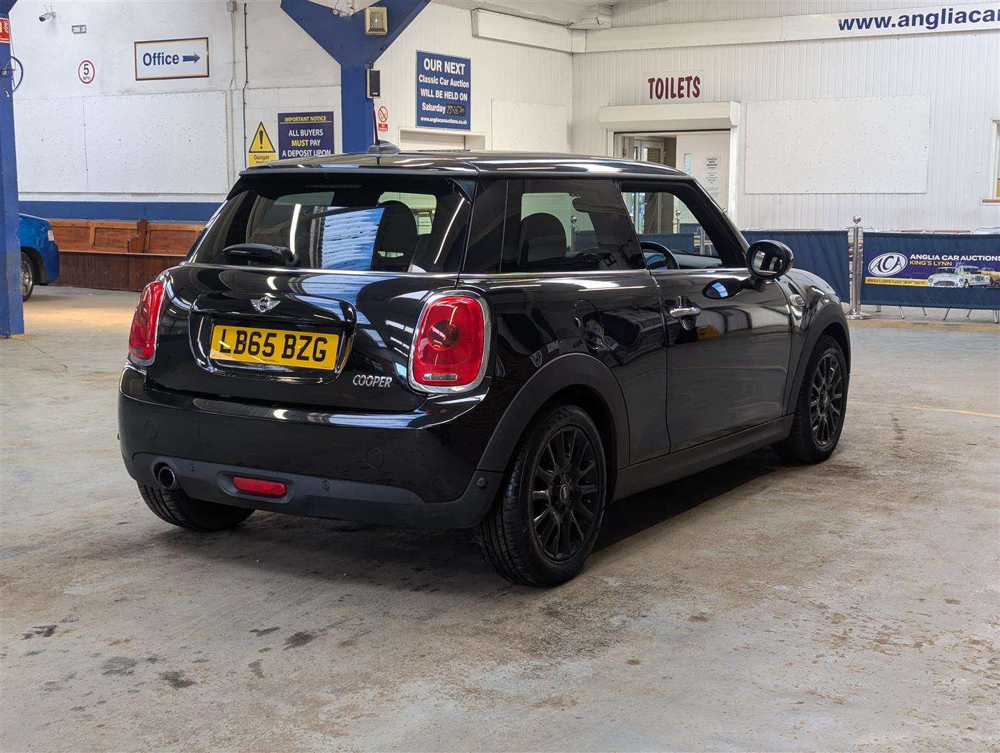 <p>2015 MINI COOPER AUTO</p>