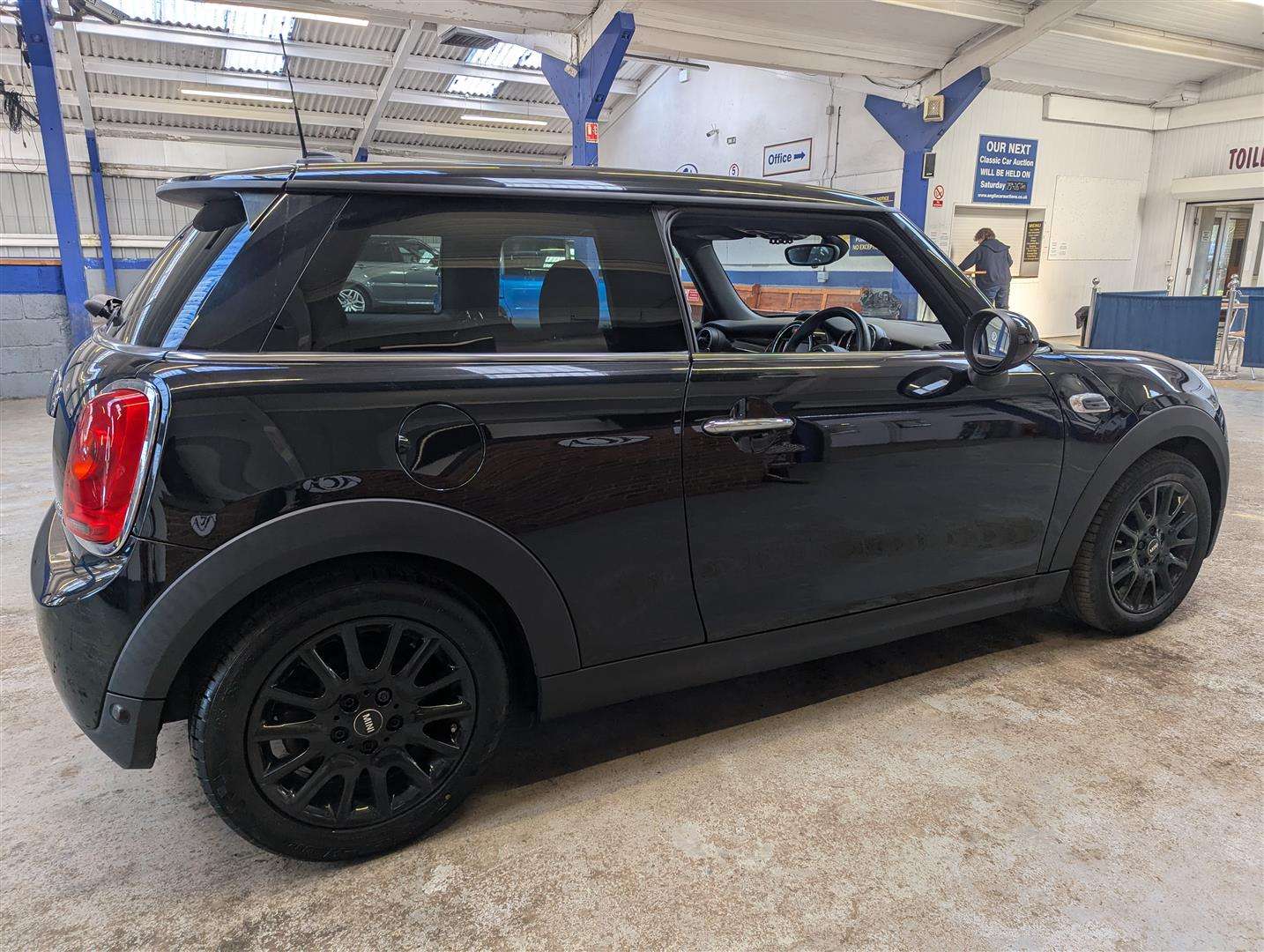 <p>2015 MINI COOPER AUTO</p>