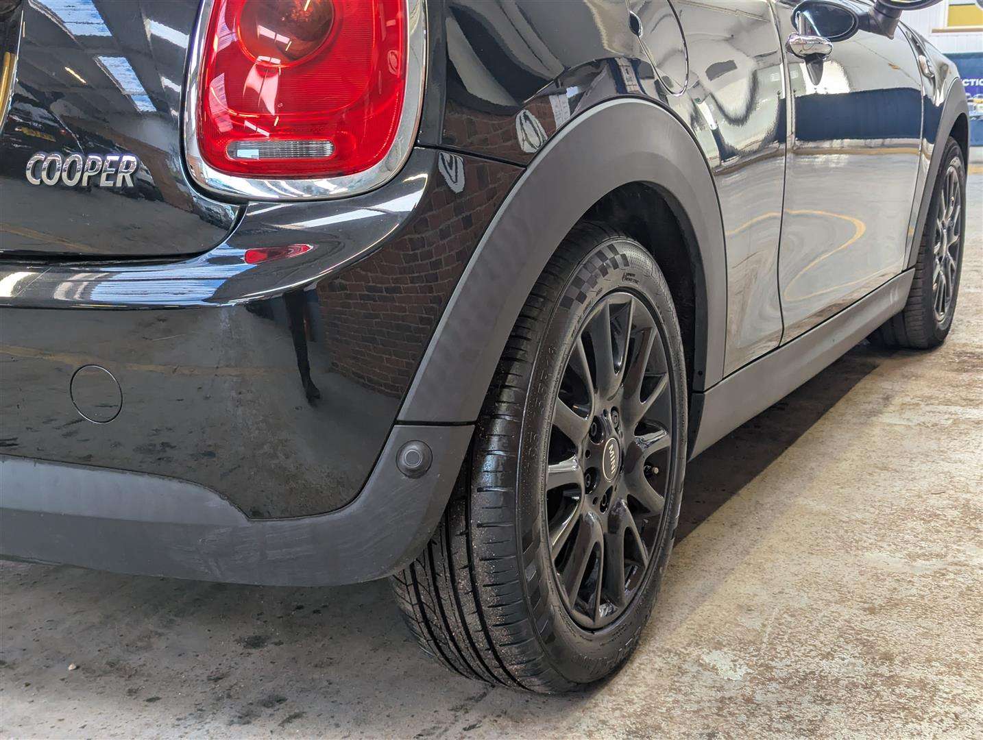 <p>2015 MINI COOPER AUTO</p>