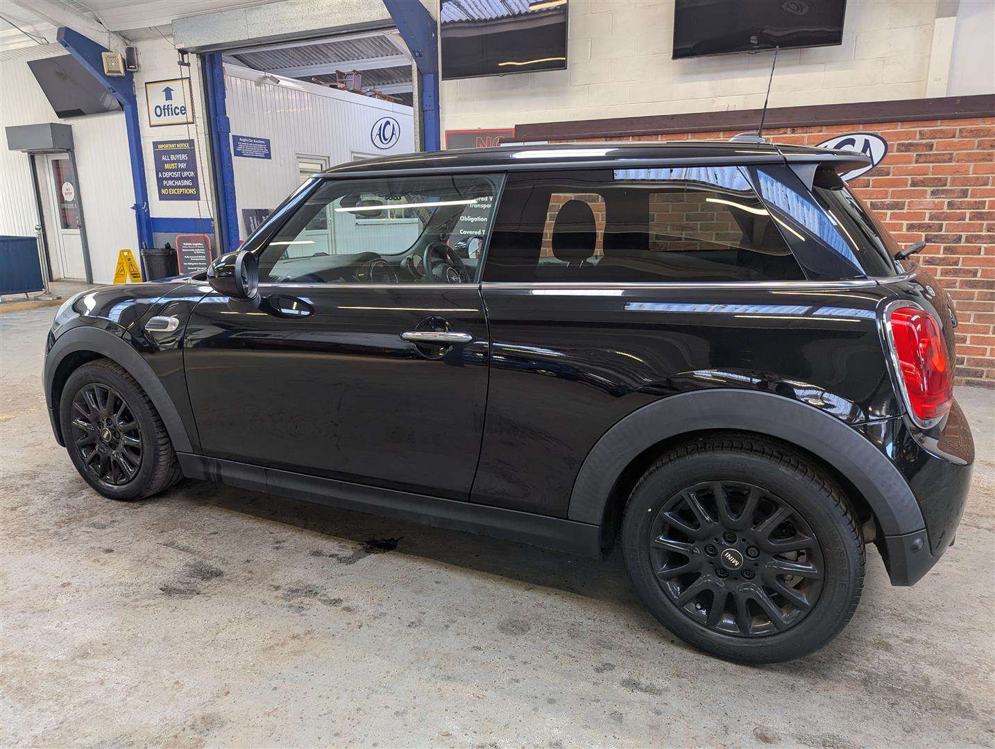 <p>2015 MINI COOPER AUTO</p>
