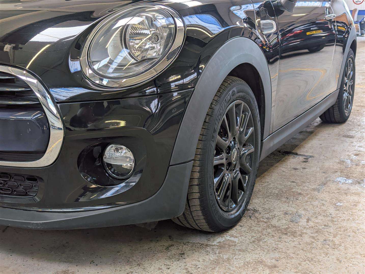 <p>2015 MINI COOPER AUTO</p>