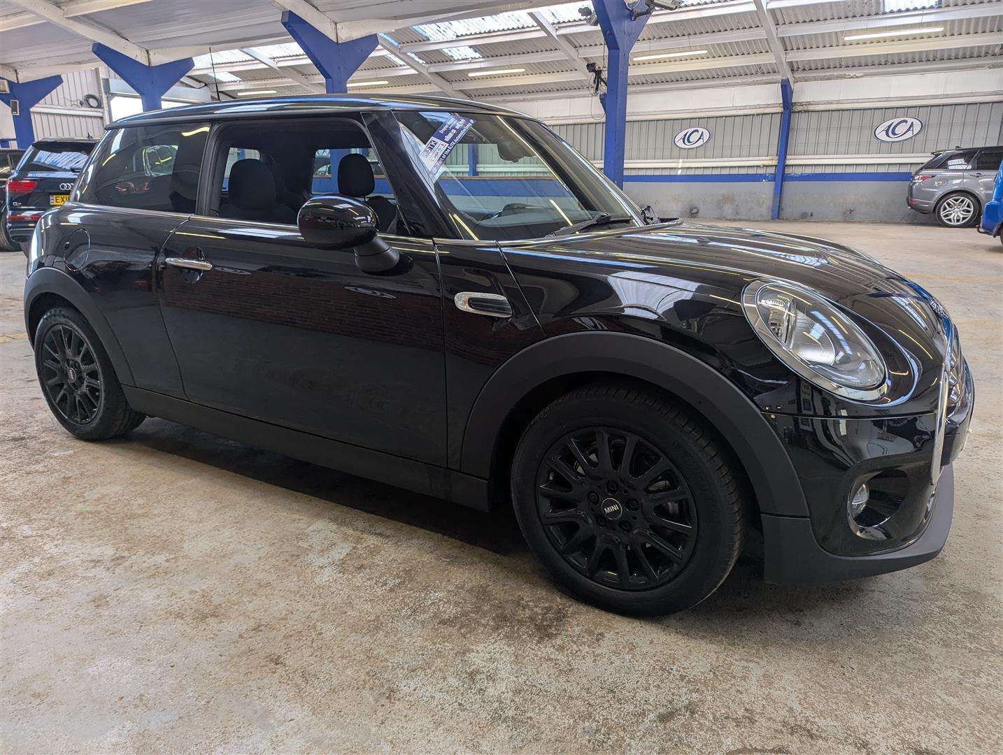 <p>2015 MINI COOPER AUTO</p>