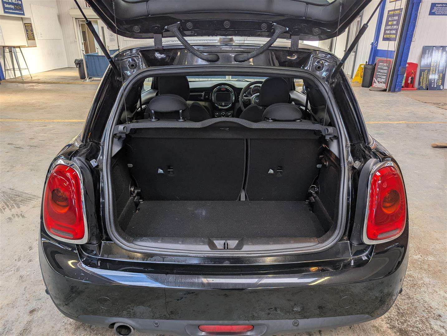 <p>2015 MINI COOPER AUTO</p>